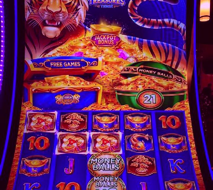 Ba Fang Jin Bao Fortune Totems slot machine
